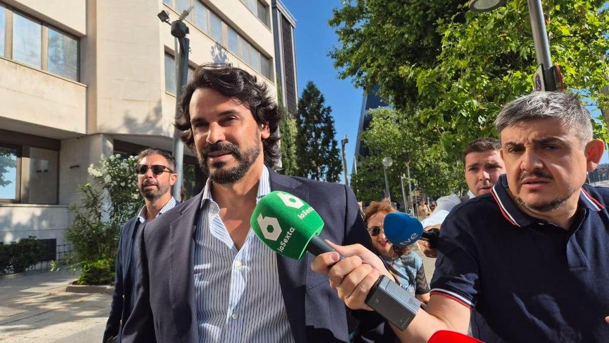 La pareja de Ayuso reconoce que pasó a Miguel Ángel Rodríguez la foto de dos periodistas pero ha borrado la conversación