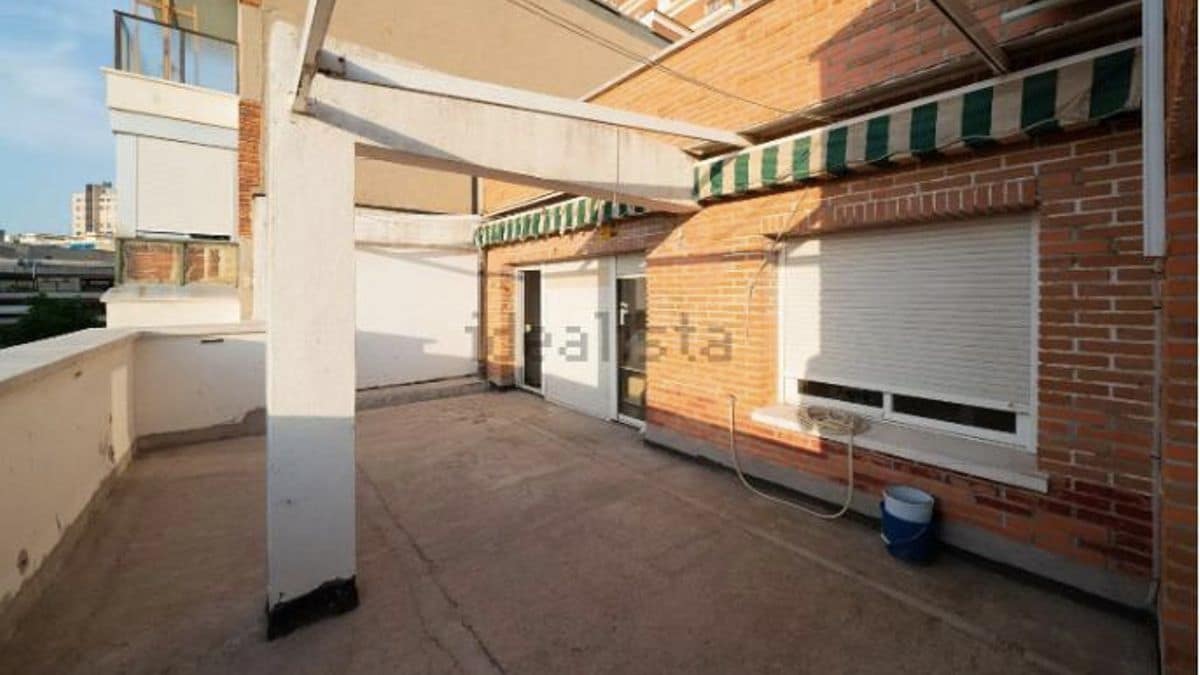 La pareja de Ayuso pone también a la venta el ático de encima del piso en el que vive con la presidenta