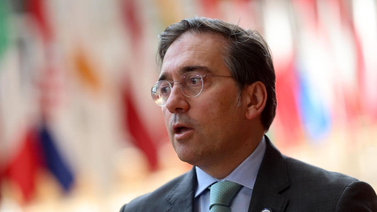 Albares exige a Feijóo que desautorice a Rajoy por sus "inaceptables" y "racistas" palabras sobre la selección francesa