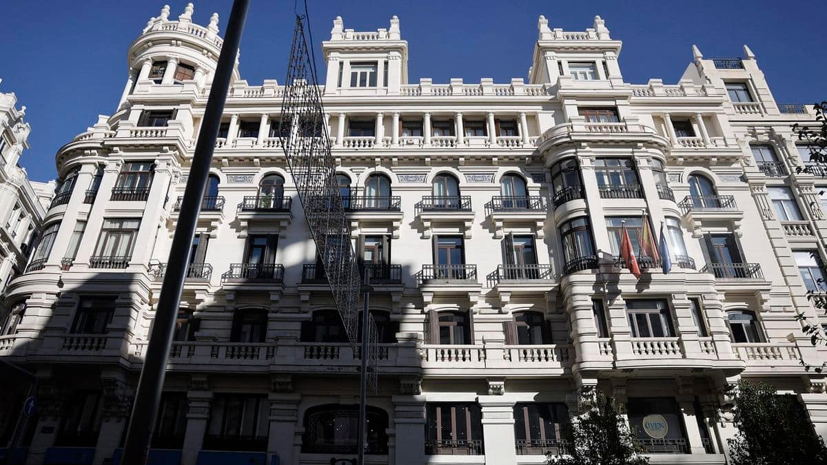 La empresa pública que compró el ático para "uso temporal" de Ayuso lleva un año tratando de vender un inmueble mayor en Gran Vía