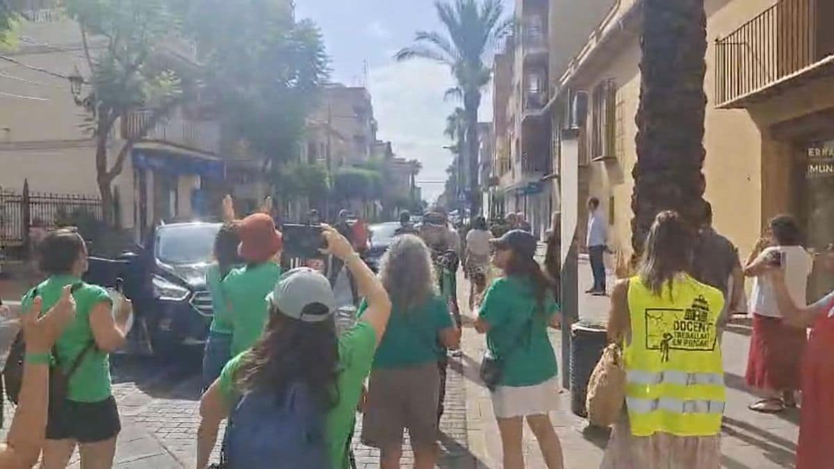 Los docentes abuchean a Pérez Llorca en un acto del PP en la Pobla de Vallbona