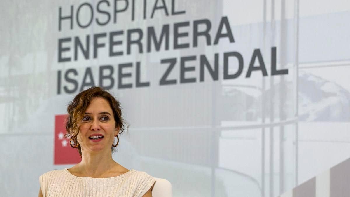 El Gobierno de Ayuso traspasa fondos de Emergencias o servicios sociales para pagar facturas de la sanidad madrileña