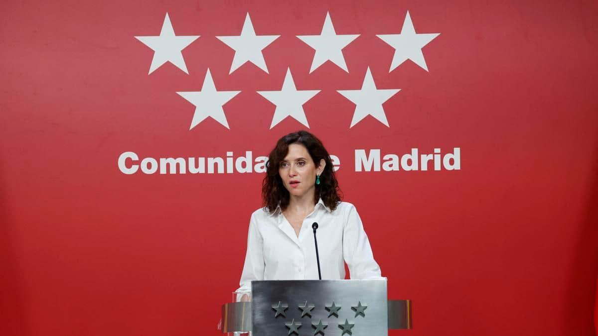 Ayuso responde a la petición de explicaciones por el ático con ataques al Gobierno por la crisis en Ceuta