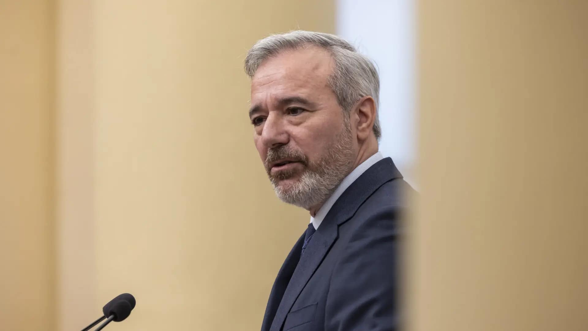 Jorge Azcón, bajo el foco: facturas sin contrato, ‘kioskogate’ y un adelanto electoral que sacude Aragón